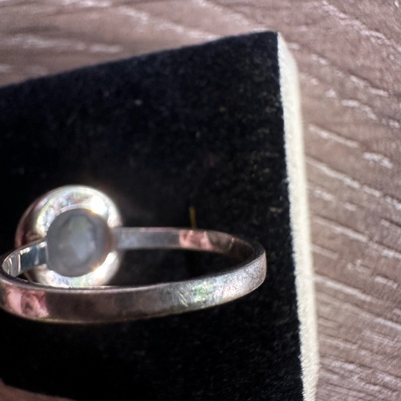 Elegant Sterling Silver Ring - Picture 5 of 7